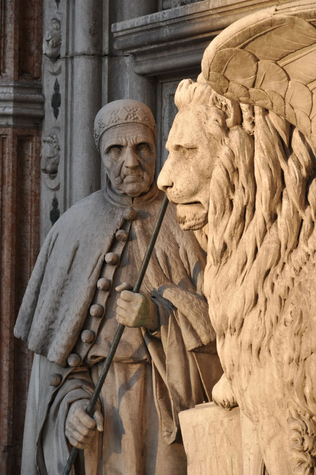 Fig. 1 Venezia, Palazzo Ducale - La Porta della Carta. Scultura Doge Foscari con il Leone alato.