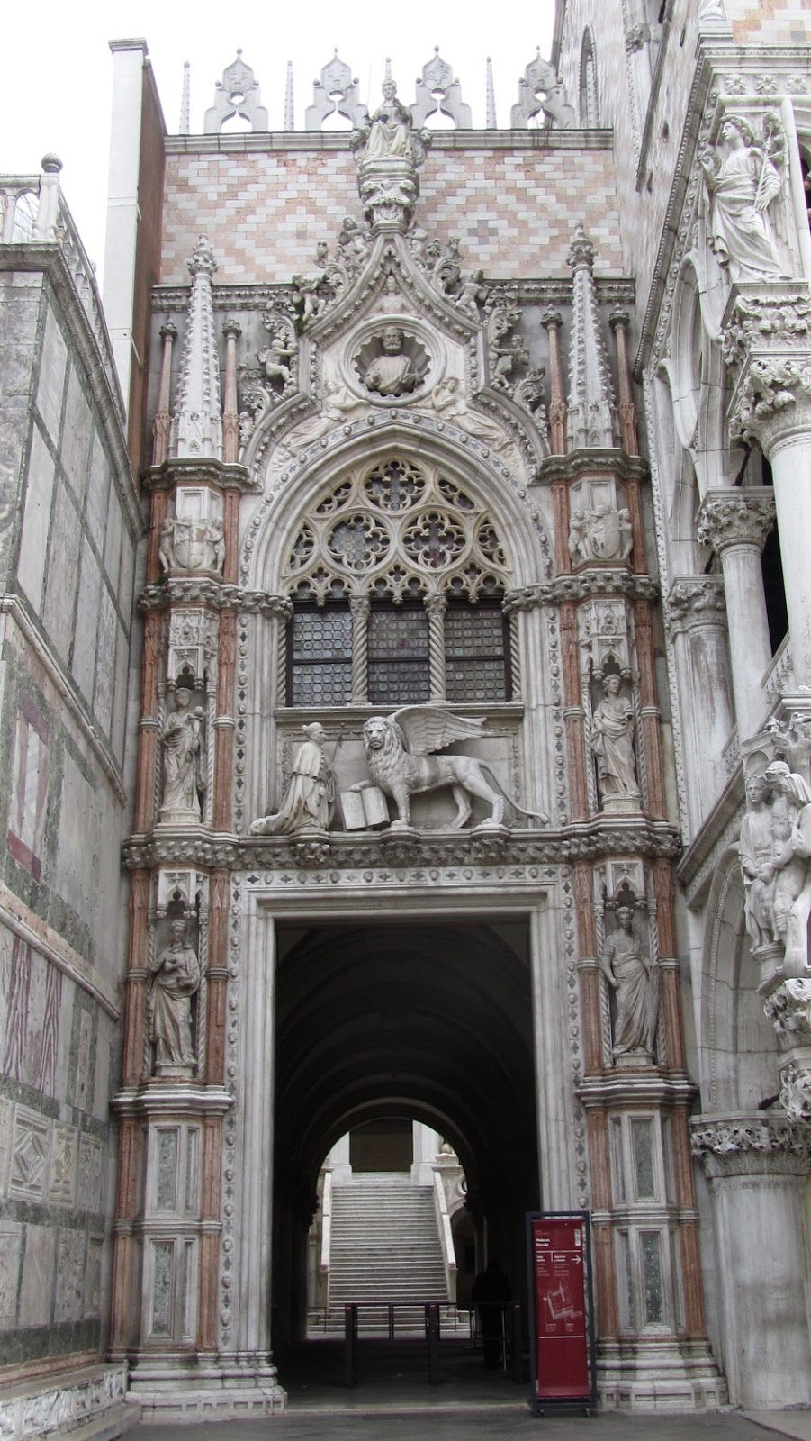 Fig. 2 Venezia, Palazzo Ducale - Ingresso Porta della Carta