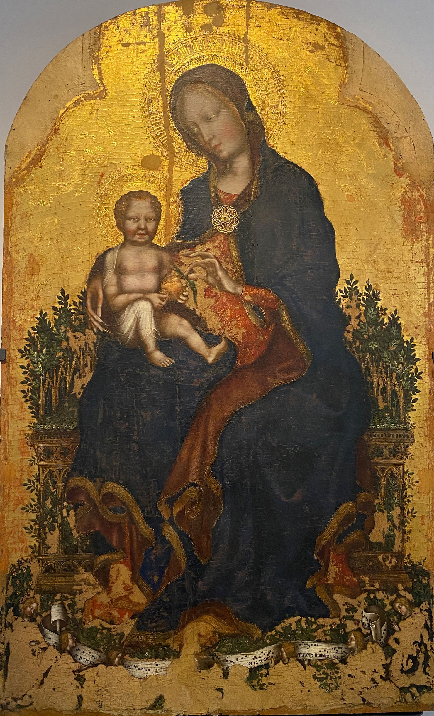 Gentile da Fabriano "Madonna in trono col Bambino e angeli" 1405 circa, Tempera su tavola, cm 115x64. Galleria Nazionale dell'Umbria, Perugia.