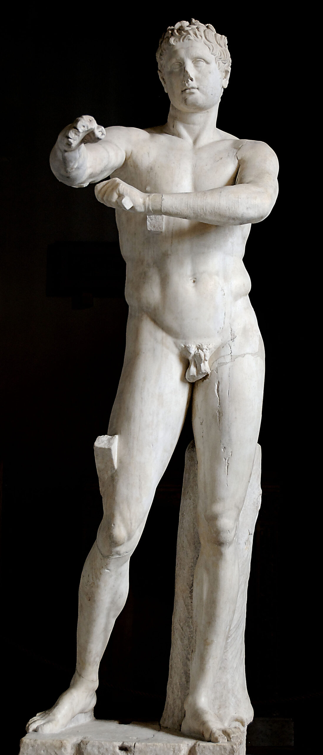 Lisippo, Apoxyómenos, copia latina da un originale in bronzo greco del 330-320 a.C., marmo pentolino, 205 cm, Musei Vaticani, Roma. (Fig. 2)