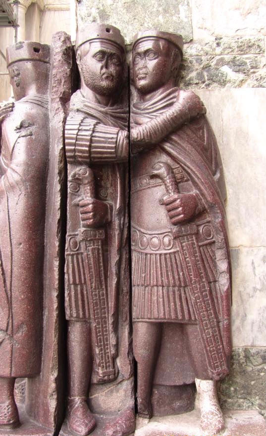 Gruppo dei Tetrarchi ca. 300 d.C., porfido rosso, altezza cm 130. Venezia, Basilica di San Marco, facciata meridionale. Foto di Manuela Moschin
